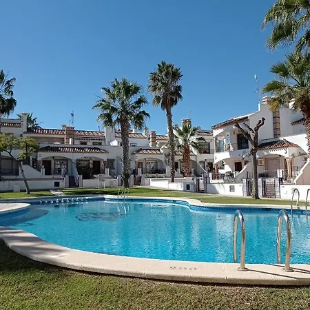 Townhouse 1 Minute Walk To Plaza *