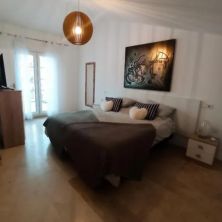 Townhouse 1 Minute Walk To Plaza