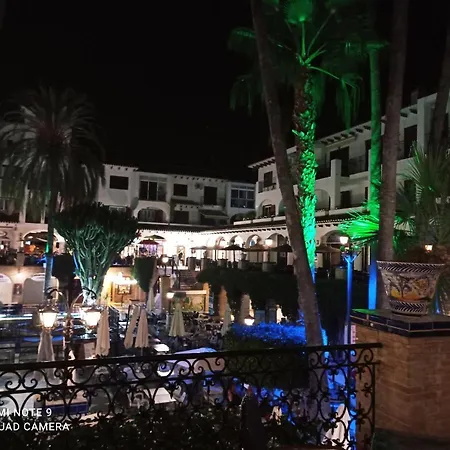 Townhouse 1 Minute Walk To Plaza