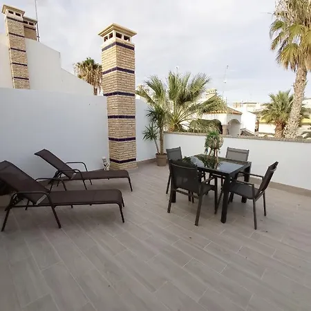 Townhouse 1 Minute Walk To Plaza